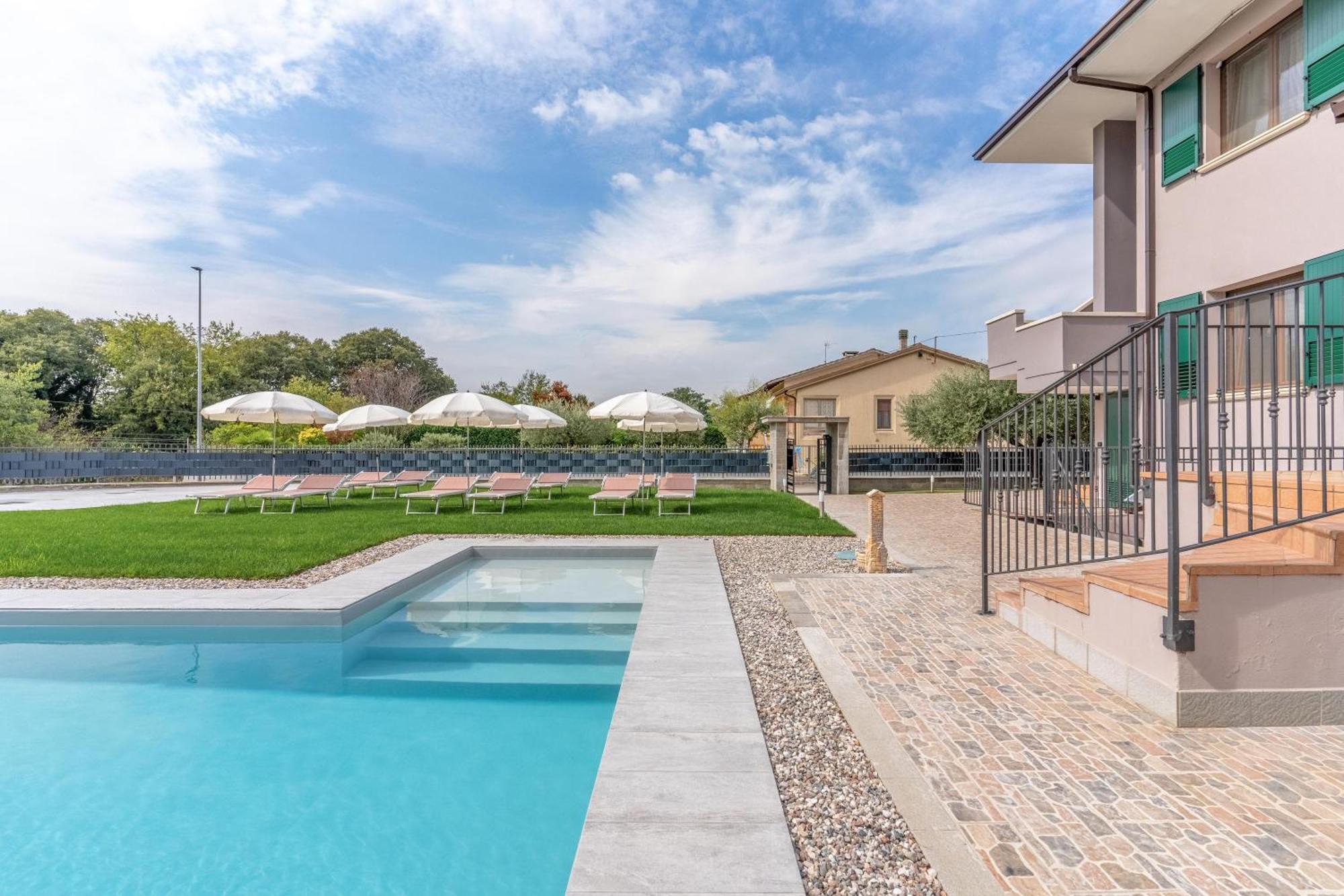 -Free Pool And Parking- Garda House Apartments Castelnuovo del Garda Exterior photo