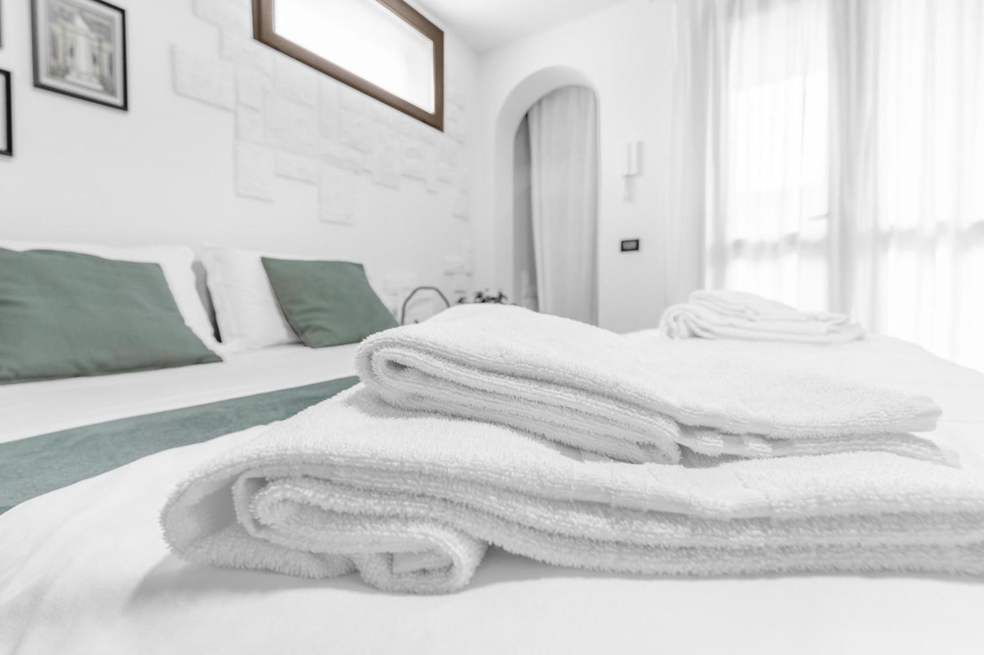 -Free Pool And Parking- Garda House Apartments Castelnuovo del Garda Exterior photo